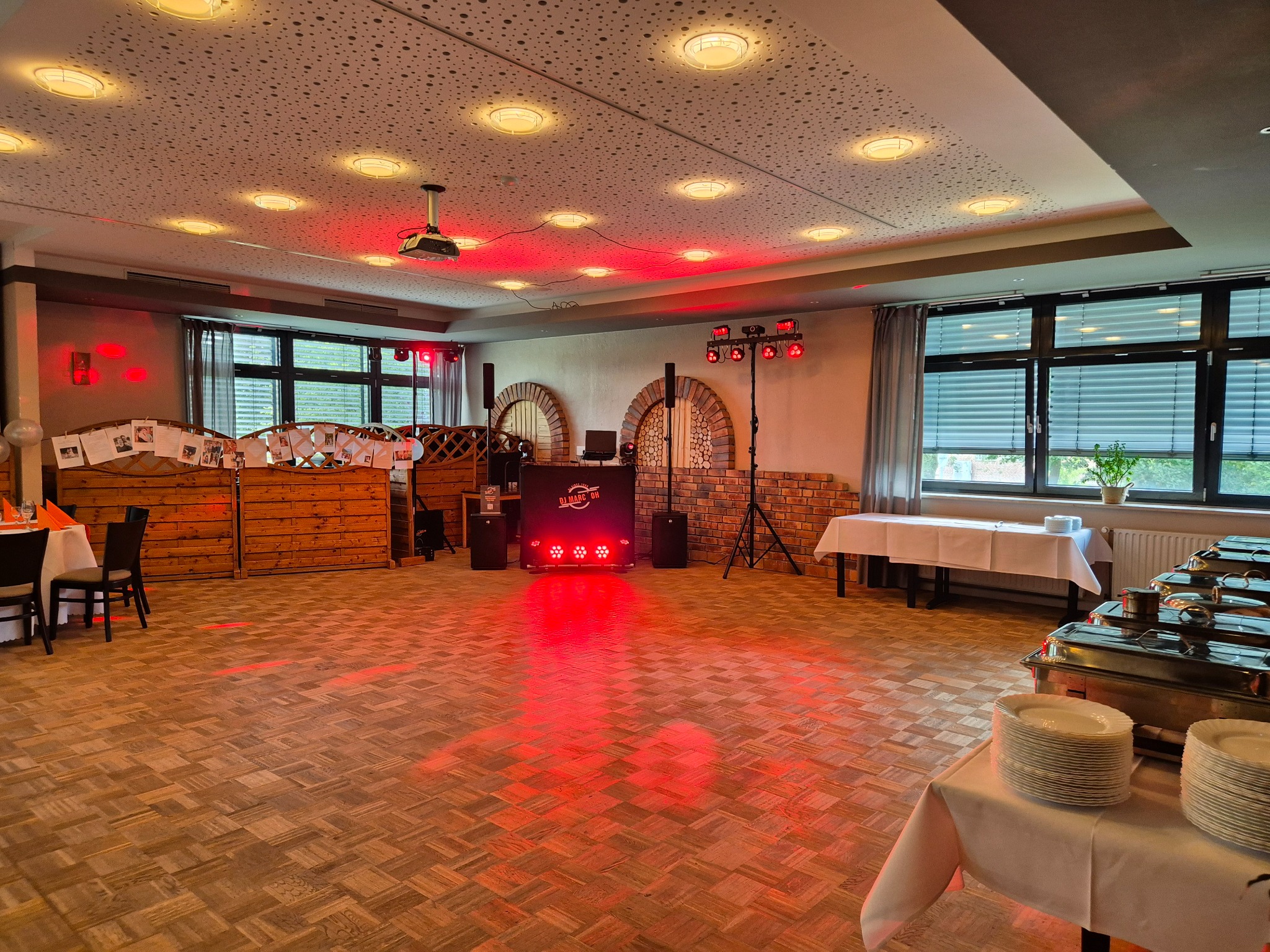 Vorbereitete Hochzeitslocation mit Licht- und Tontechnik